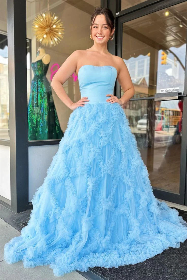 Vestido de fiesta largo azul claro de tul con volantes y escote halter sin mangas / Tiendas con vestidos de fiesta